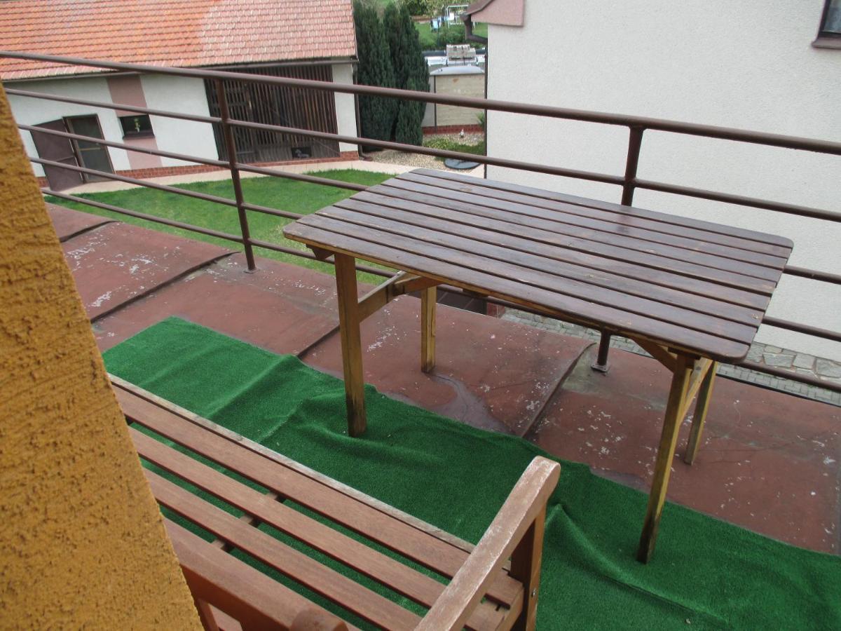 Appartamento Rd Cerncin Bucovice Esterno foto